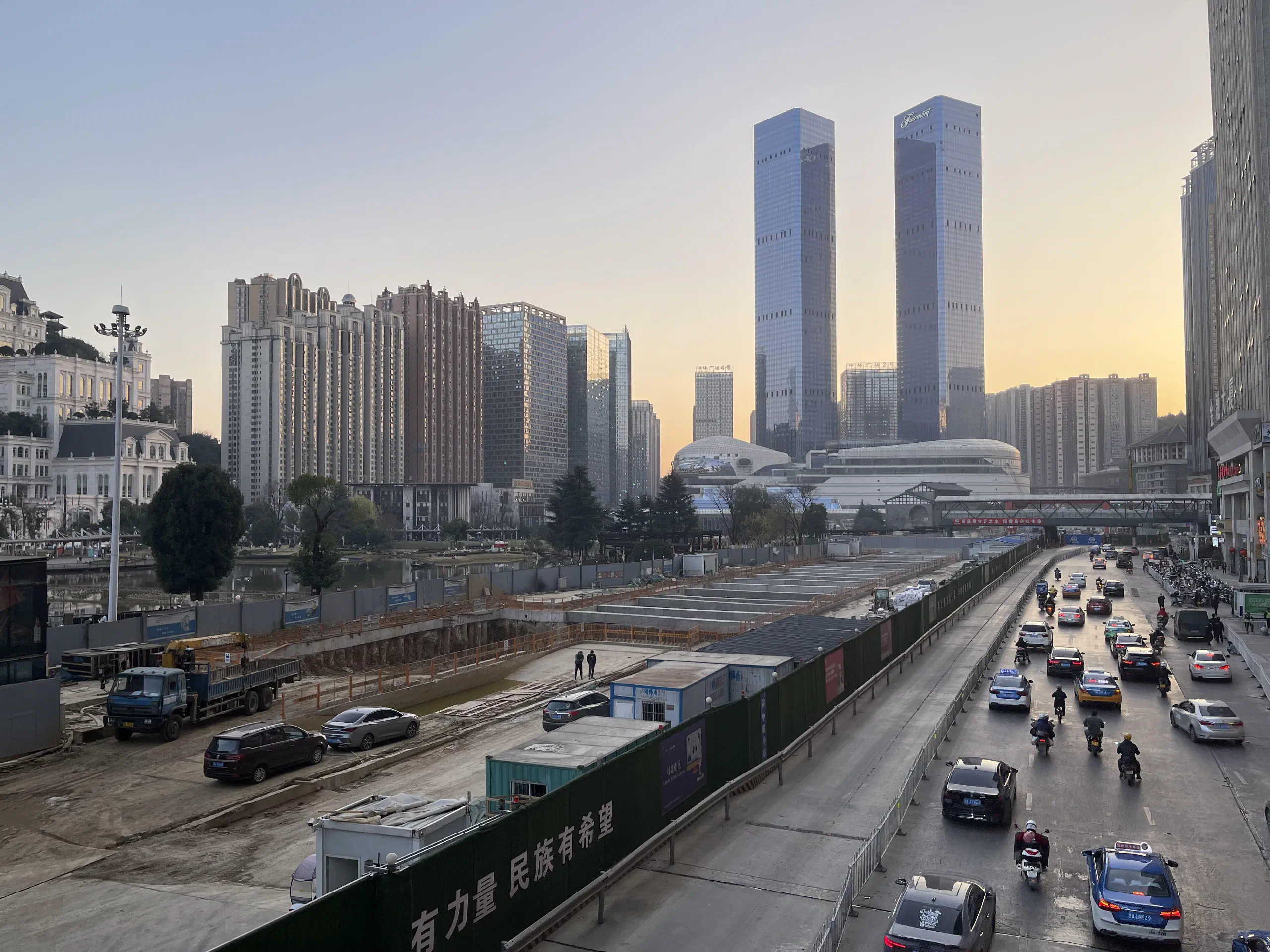 黄昏时的花果园